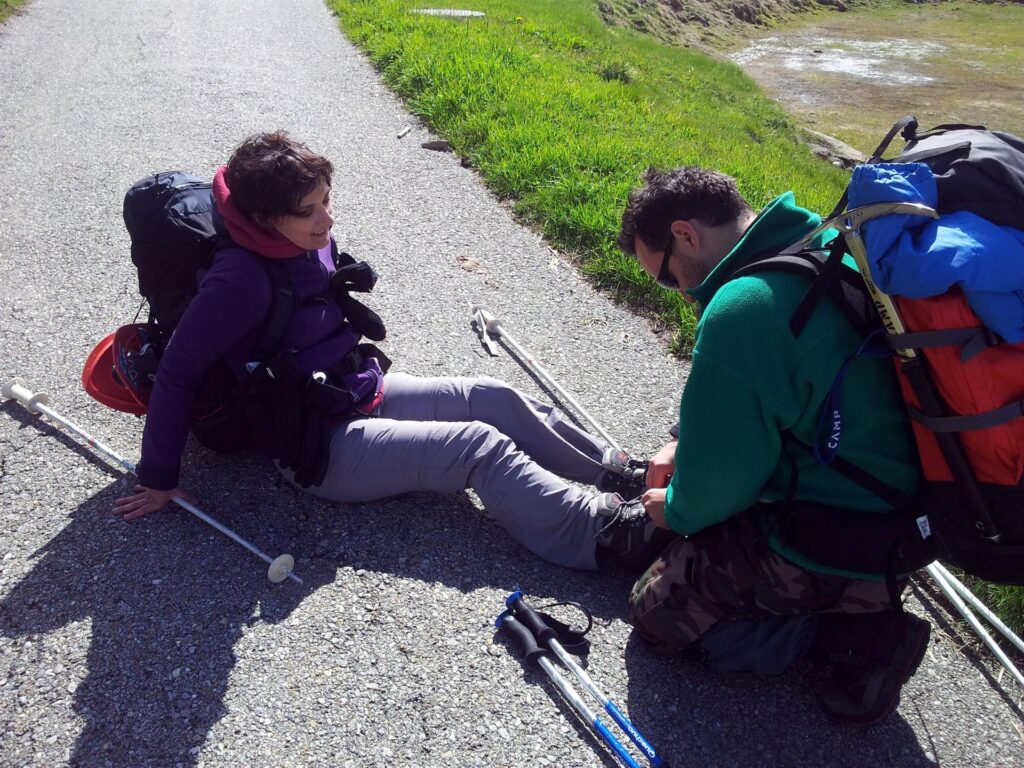La Giusy vuole far capire subito di essere in palla per la gita. Dopo due metri inciampa e tira una bella facciata sull'asfalto! 😉 povera!! però l'ha presa con filosofia e si è rimessa subito in cammino con molta caparbia La Giusy vuole far capire subito di essere in palla per la gita. Dopo due metri inciampa e tira una bella facciata sull'asfalto! 😉 povera!! però l'ha presa con filosofia e si è rimessa subito in cammino con molta caparbia