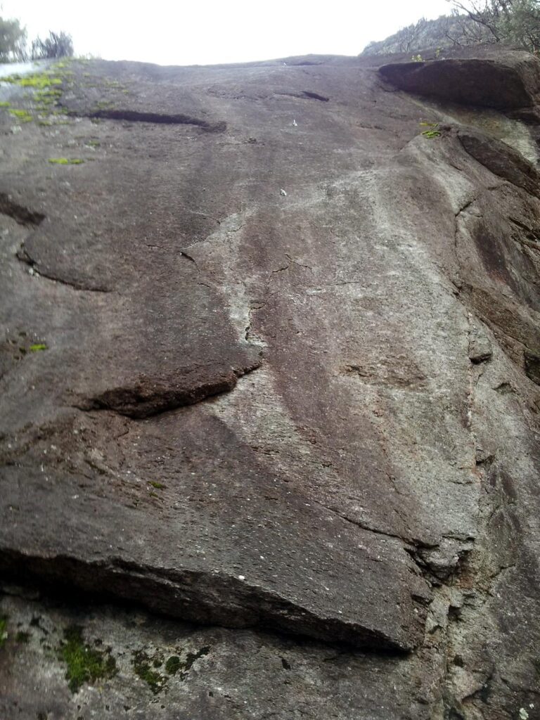 Ecco la bella placca del primo tiro. I primi 5 metri non banali (5c?), poi molla un po' e si appoggia di pi&ugrave;
