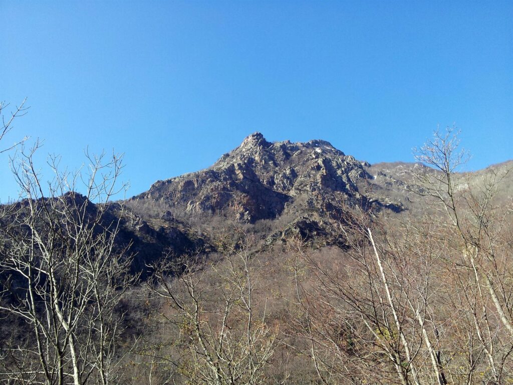 Vista d'insieme della nostra ferrata dal cartello di approccio. Dovremo attraversare a piedi tutta la valle per circa 3 km e poi alzarci per un centinaio di metri, approcciando quindi la parte ferrata.
