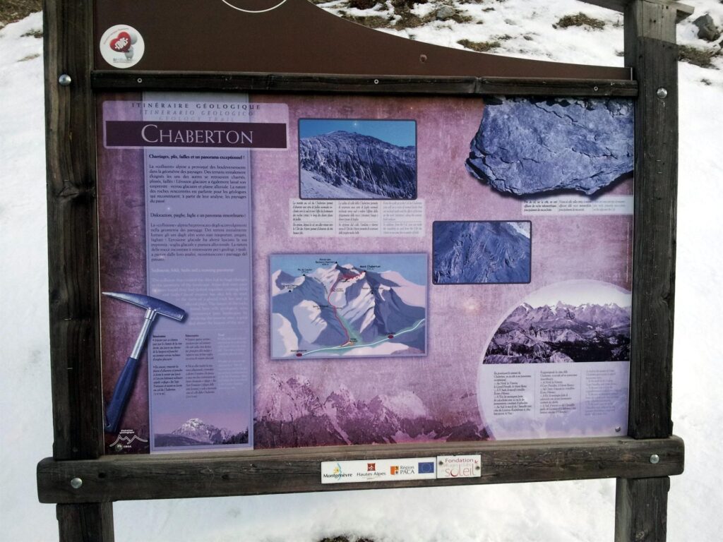 Alla partenza, c'è un bel cartellone che racconta la storia del monte Chaberton. Monte interessantissimo anche dal punto di vista storico e pieno zeppo di costruzioni di guerra che purtroppo oggi non avremo l'occasione di vedere a causa del poco innevamento. Alla partenza, c'è un bel cartellone che racconta la storia del monte Chaberton. Monte interessantissimo anche dal punto di vista storico e pieno zeppo di costruzioni di guerra che purtroppo oggi non avremo l'occasione di vedere a causa del poco innevamento.