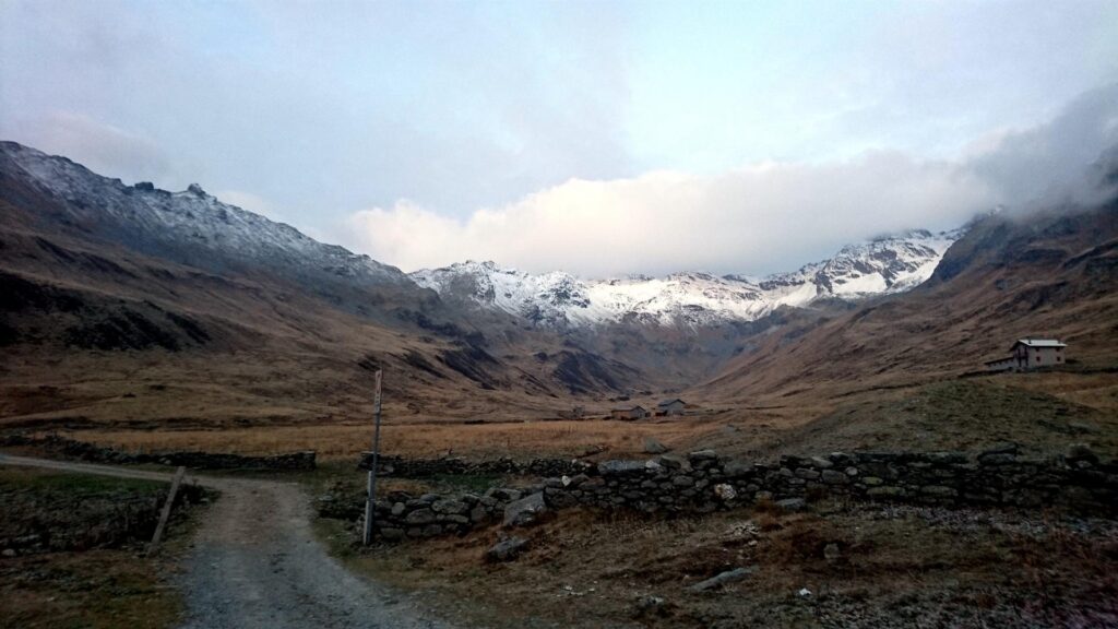 Vista verso la Val Loga, che dovremo risalire fino al suo fondo. E' davvero bella lunga!! Vista verso la Val Loga, che dovremo risalire fino al suo fondo. E' davvero bella lunga!!