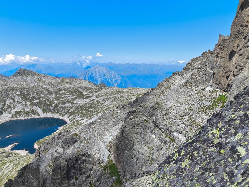 Da questa altezza, guardando a nord, scorgiamo finalmente il ghiacciaio dell'Adamello Da questa altezza, guardando a nord, scorgiamo finalmente il ghiacciaio dell'Adamello