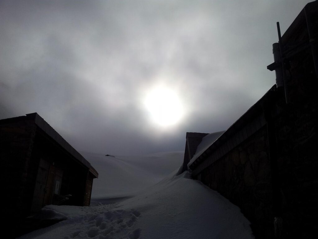 Ohi ohi......i nuvolondi dall'Alpe Veglia avanzano....forse è il caso di darsi una mossa Ohi ohi......i nuvolondi dall'Alpe Veglia avanzano....forse è il caso di darsi una mossa