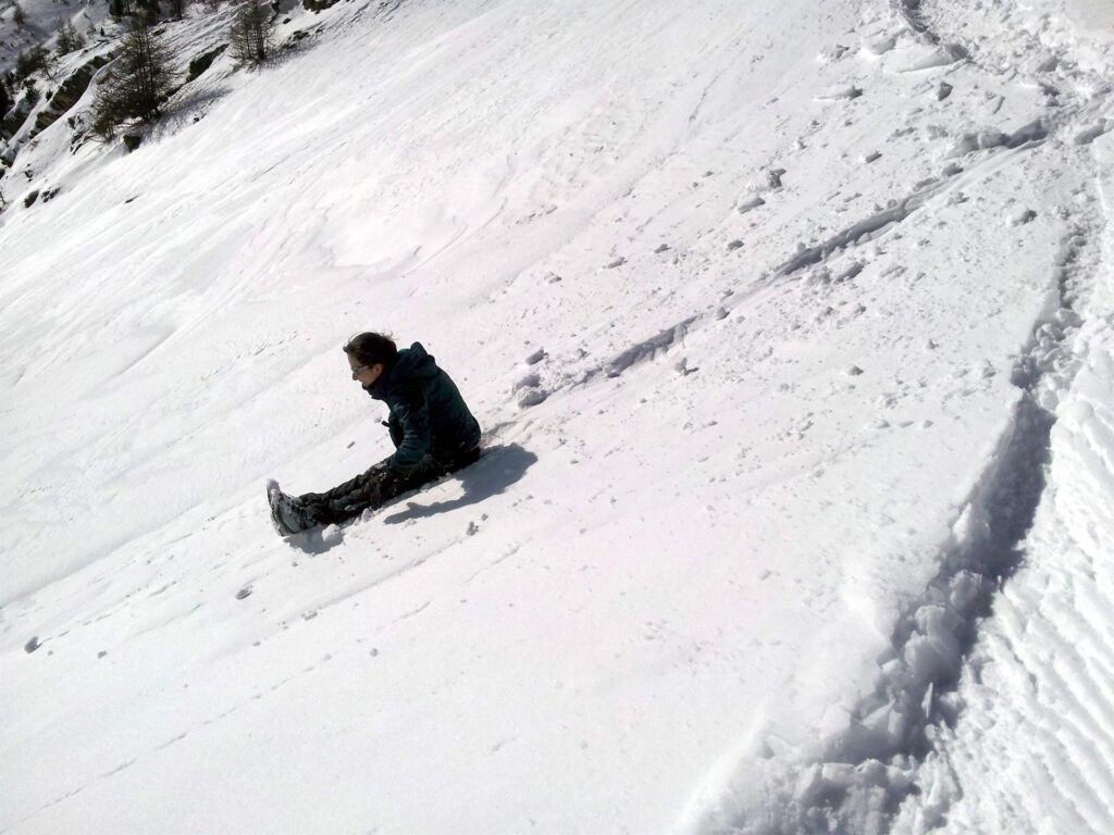 tornando verso valle, l'idea è di tornare direttamente a Claviere (siamo partiti da Montgenevre), ma per far questo dobbiamo scovare un sentiero che non conosciamo. Iniziamo, buttandoci giù da questi splendidi pendii di neve fresca. tornando verso valle, l'idea è di tornare direttamente a Claviere (siamo partiti da Montgenevre), ma per far questo dobbiamo scovare un sentiero che non conosciamo. Iniziamo, buttandoci giù da questi splendidi pendii di neve fresca.