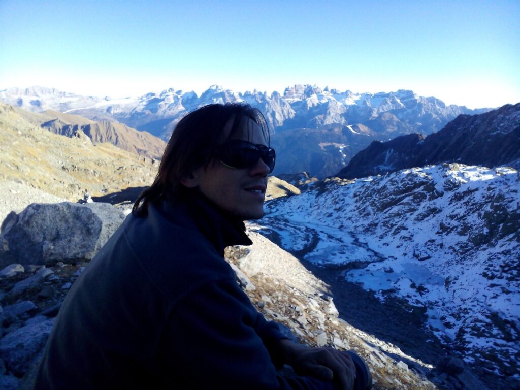 Io osservo il percorso che risale fino alla bocchetta di Monte Nero e che dovremo seguire la mattina successiva.....intanto pregusto e ho l'acquolina in bocca... Io osservo il percorso che risale fino alla bocchetta di Monte Nero e che dovremo seguire la mattina successiva.....intanto pregusto e ho l'acquolina in bocca...