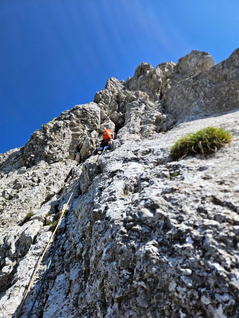 sesto e ultimo tiro: si risale nel diedro camino. Non bisogna andare a destra ma salire dritti (Erica ovviamente andrà a destra, sbagliando) sesto e ultimo tiro: si risale nel diedro camino. Non bisogna andare a destra ma salire dritti (Erica ovviamente andrà a destra, sbagliando)