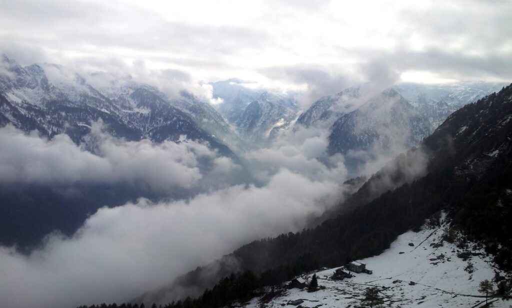 Intanto, un bello scorcio della valle con le nuvole che vanno e vengono Intanto, un bello scorcio della valle con le nuvole che vanno e vengono