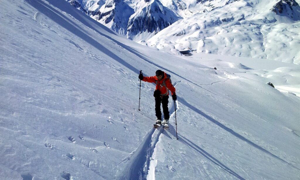 poco prima del passo, un altro gustoso traverso per la gioia del Galletto. Ma qui la neve &egrave; molto migliore e si supera senza problemi