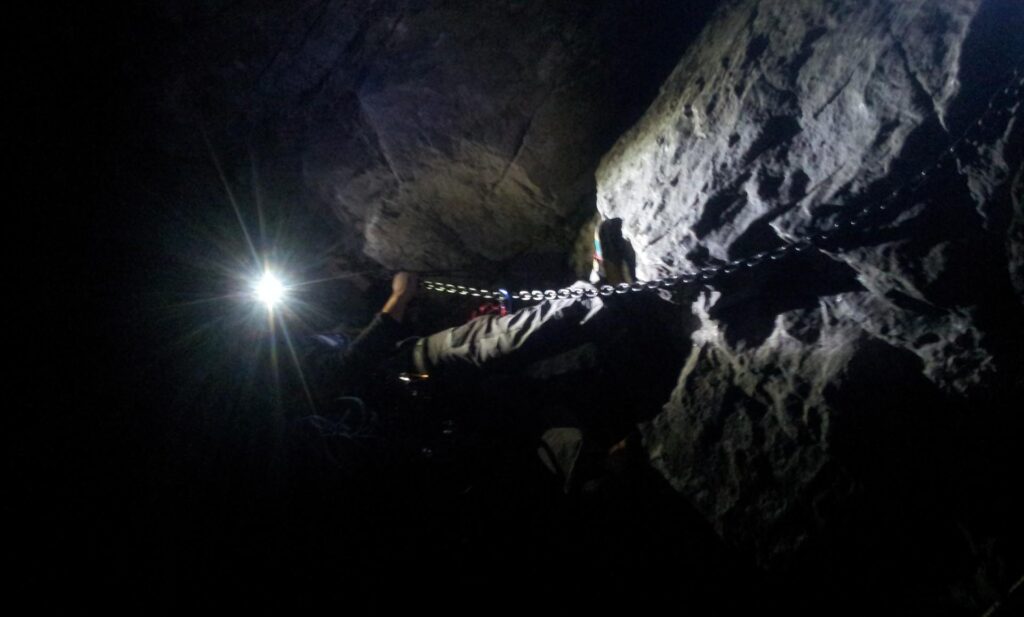 Qui il Niggah nella parte finale della ferrata di discesa, ormai completamente al buio Qui il Niggah nella parte finale della ferrata di discesa, ormai completamente al buio