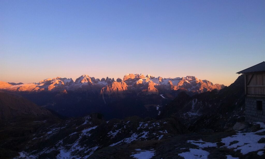 Siamo ormai nel punto centrale del tramonto, con le dolomiti che si colorano di rosso/rosa. Una meraviglia! Siamo ormai nel punto centrale del tramonto, con le dolomiti che si colorano di rosso/rosa. Una meraviglia!