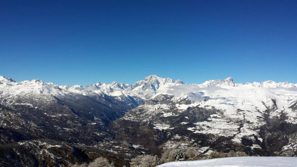 Finalmente il cielo verso valle &egrave; completamente terso e si pu&ograve; gustare al meglio il gruppo del Bianco in tutto il suo splendore!