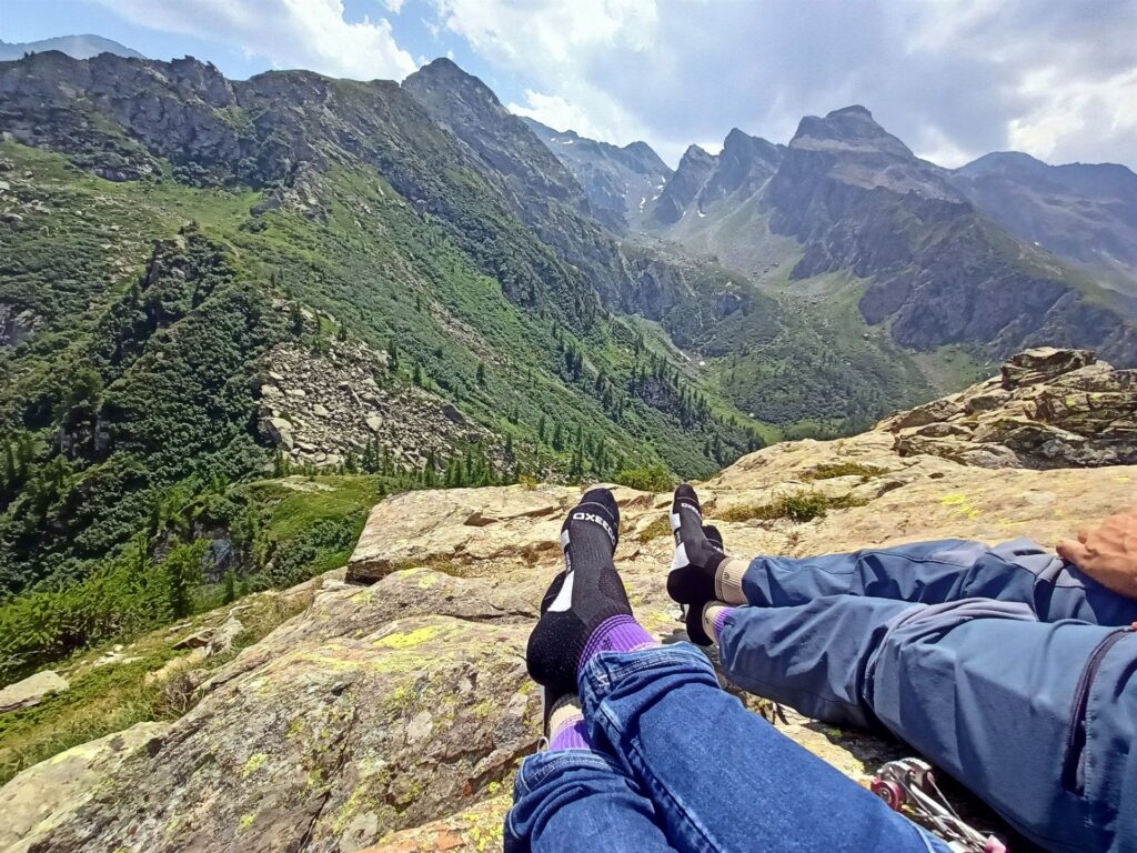 relax sulla cima... siamo soli e in pace, peccato il vento con raffiche a 50 km/h