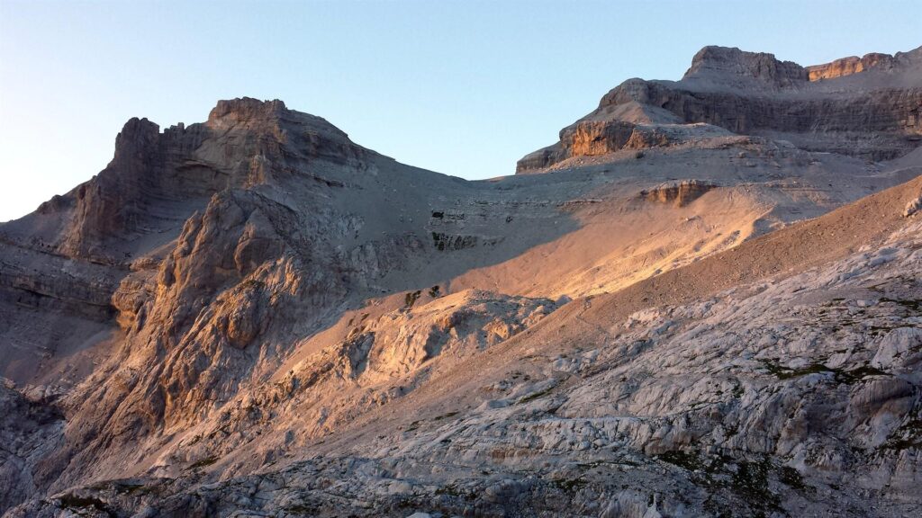 Ecco che la luce comincia a calare le dolomiti prendono il loro caratteristico colorito rosastro che dal vivo ti lascia a bocca aperta......sempre! (anche se vieni qui da 30 anni)
