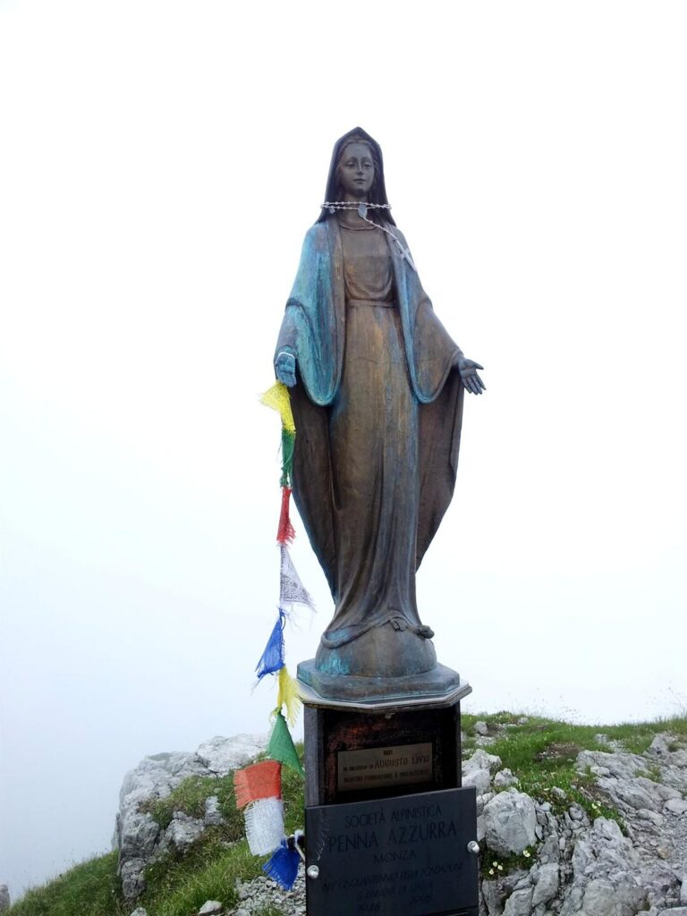 Ecco la madonnina sulla vetta! Mai come oggi &egrave; stata tirata in causa ad intervalli regolari...