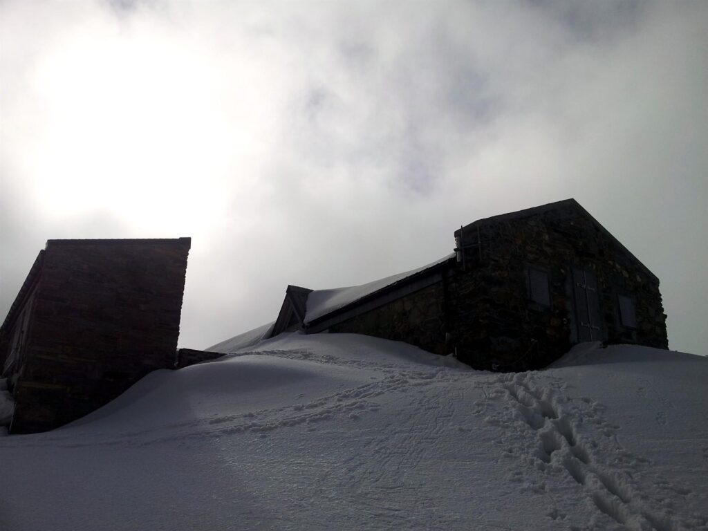 Salutiamo il bellissimo rifugio / bivacco che ci ha tenuti al caldino per la notte Salutiamo il bellissimo rifugio / bivacco che ci ha tenuti al caldino per la notte