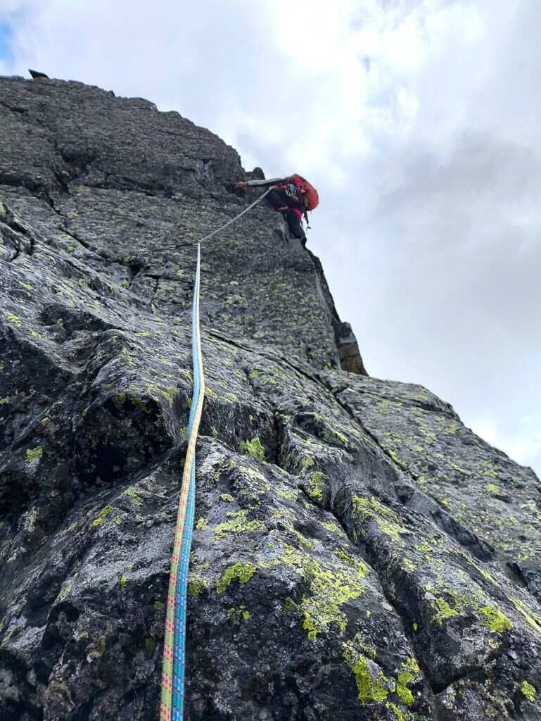 Erica attacca il settimo tiro: si parte in esposizione sulla destra evitando la placca fino alla cima del pilastro Erica attacca il settimo tiro: si parte in esposizione sulla destra evitando la placca fino alla cima del pilastro