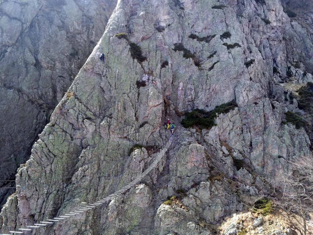 Ed eccoli tutti dall'altra parte, con Yuri che invece &egrave; partito per la tangente e si sta gi&agrave; sparando in solitaria uno dei punti pi&ugrave; pericolosi della ferrata. Appena me ne accorgo, gli dico di fermarsi al termine del traverso, che non si sa mai........ 😉 Ma comunque non ho dubbi sul fatto che se la sarebbe sparata tutta da solo senza problemi!