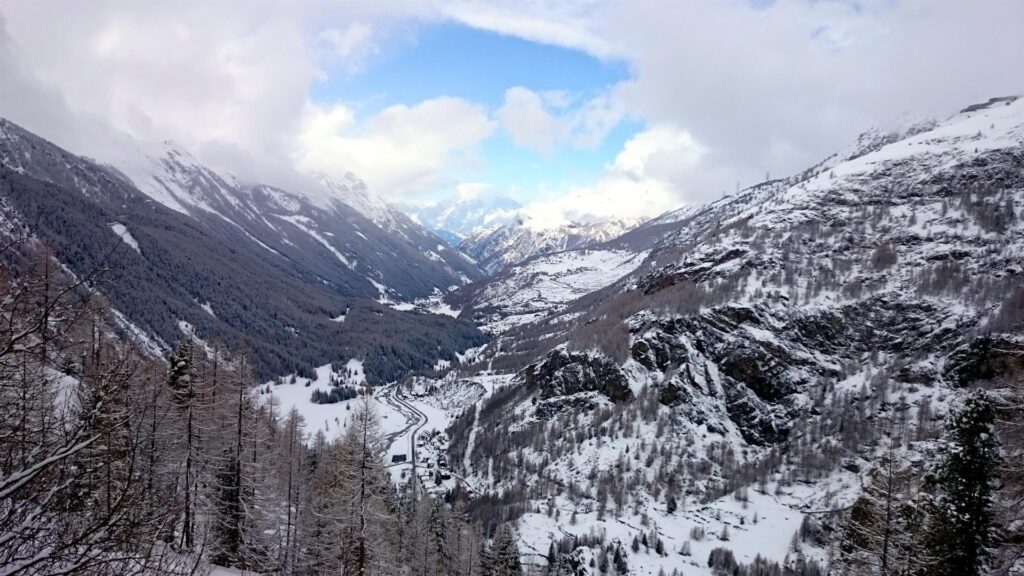 acciamo anche un'altra salita ma il mio telefono nel frattempo muore grazie alle mani di merda del Gallo che lo fanno affondare nella neve. Verso fine pomeriggio, il cielo si apre verso valle regalandoci la vista del Bianco sullo sfondo acciamo anche un'altra salita ma il mio telefono nel frattempo muore grazie alle mani di merda del Gallo che lo fanno affondare nella neve. Verso fine pomeriggio, il cielo si apre verso valle regalandoci la vista del Bianco sullo sfondo