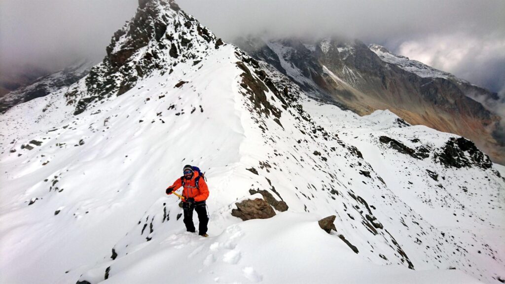 Ecco la cresta appena attraversata, con la cima Centrale di Val Loga dietro. Ecco la cresta appena attraversata, con la cima Centrale di Val Loga dietro.