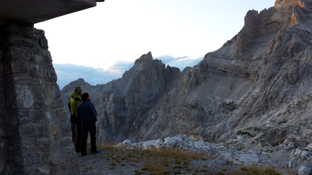 Io e Samu poco prima del tramonto, scrutiamo la cima del Crozzon del Brenta poco dietro alle montagne di fronte a noi, che ancora &egrave; bella illuminata dal sole e che presto vorremo affrontare per la famigerata "via delle guide".