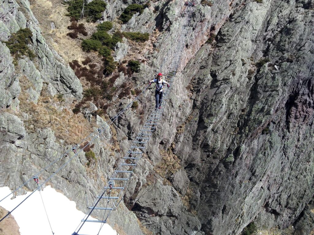 Ecco invece Stefano, il nostro nuovo amico di ferrata (che abbiamo conosciuto in loco) nel punto nevralgico del ponte. Grande!
