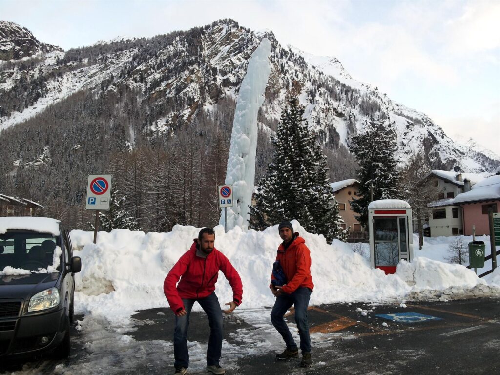 Attorno alle 17:00 siamo al parcheggio. Foto di saluto al "cazzone di Lillaz", con i due coglioni annessi.... Attorno alle 17:00 siamo al parcheggio. Foto di saluto al "cazzone di Lillaz", con i due coglioni annessi....