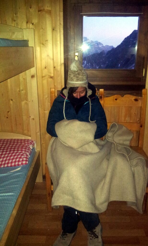 Appena cala il sole, la temperatura scende di parecchio. Siamo a 2300 metri circa e ci saranno -5° o giù di lì dentro al bivacco. Per fortuna siamo solo in 4 nel bivacco e quindi potremo usare ben 4 coperte per il nostro letto. Nel frattempo, nonna Abelarda, attende l'ora della nanna... Appena cala il sole, la temperatura scende di parecchio. Siamo a 2300 metri circa e ci saranno -5° o giù di lì dentro al bivacco. Per fortuna siamo solo in 4 nel bivacco e quindi potremo usare ben 4 coperte per il nostro letto. Nel frattempo, nonna Abelarda, attende l'ora della nanna...
