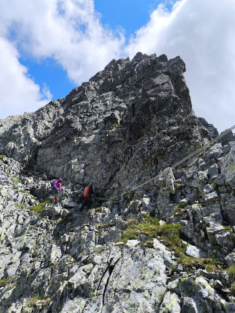 Erica fa sicura alla sosta da cui parte l'ottavo tiro. In questa foto si vede il precario traverso su roccia rotta Erica fa sicura alla sosta da cui parte l'ottavo tiro. In questa foto si vede il precario traverso su roccia rotta