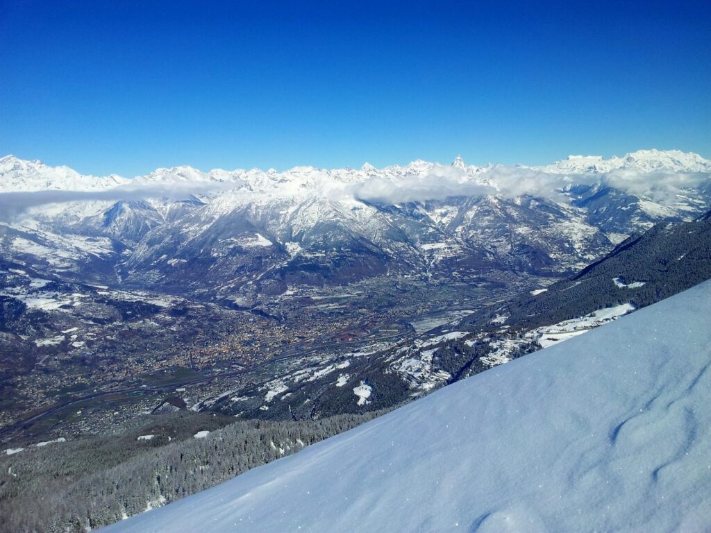 Arrivato in cresta, vedo finalmente spuntare Aosta e sullo sfondo il Cervino e il Mont Gele&eacute;