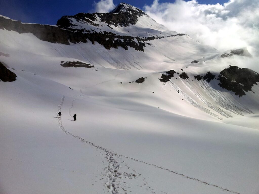 Marthy e Giusy scendono dal bivacco godendosi il bellissimo paesaggio mattutino Marthy e Giusy scendono dal bivacco godendosi il bellissimo paesaggio mattutino