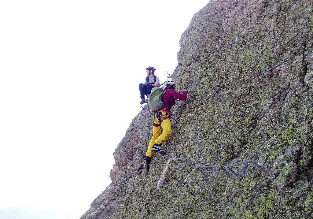 Erica affronta il traverso esposto a seguito del ponte, mentre Yuri ci attende gi&agrave; sulla cresta gustandosi il paesaggio circostante
