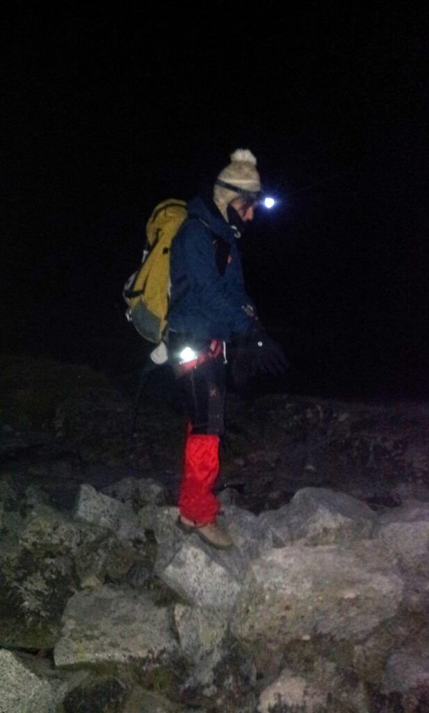 Pensavamo di partire verso le 5 - 5:30, ma vogliamo arrivare ad affrontare la ferrata con le prime luci dell'alba, quindi decidiamo di posticipare la partenza alle 6 - 6:15 per essere sicuri di avere luce nella parte che rischia di essere ghiacciata. Qui Erica in partenza dal bivacco verso le 6:15 Pensavamo di partire verso le 5 - 5:30, ma vogliamo arrivare ad affrontare la ferrata con le prime luci dell'alba, quindi decidiamo di posticipare la partenza alle 6 - 6:15 per essere sicuri di avere luce nella parte che rischia di essere ghiacciata. Qui Erica in partenza dal bivacco verso le 6:15
