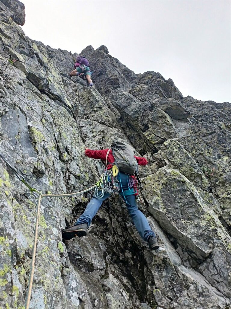 Gab sul diedro dell'ottavo tiro: bisogna fare molta attenzione alla roccia che in questa parte finale è molto delicata e pericolosa Gab sul diedro dell'ottavo tiro: bisogna fare molta attenzione alla roccia che in questa parte finale è molto delicata e pericolosa