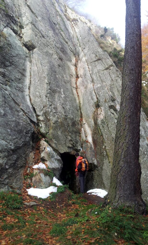 poco più a valle, c'è anche una bella falesietta con una decina di tiri e una grotta naturale davvero suggestiva! poco più a valle, c'è anche una bella falesietta con una decina di tiri e una grotta naturale davvero suggestiva!