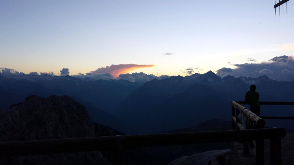 Strane formazioni di nubi sul versante dell'Adamello, poco prima del tramonto