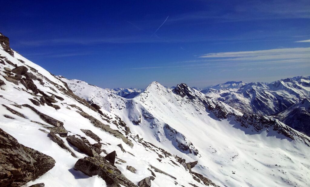 lascio lo zaino e mi spingo verso la cresta sud per vedere se riesco a fotografare il Breithhorn, ma purtroppo sta subito dietro e oltre non me la sento di andare visto che poco pi&ugrave; avanti c'&egrave; uno strapiombo a picco di 1000 metri...