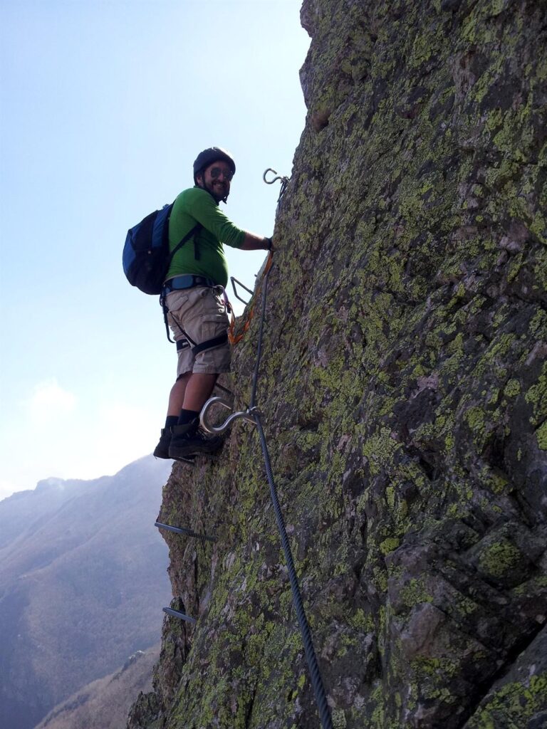 Marty al termine del traverso esposto e in approccio al tratto pi&ugrave; interessante della ferrata. Una cinquantina di metri di cresta esposti nel vuoto e molto molto gradevoli!