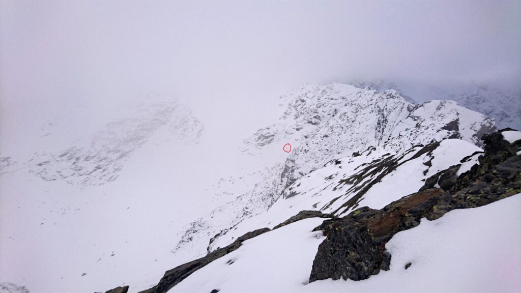 Dall'alto, vediamo in lontananza lo Zano e il Gallo (nel cerchietto rosso) che stanno scendendo sul ghiacciaio del Ferré. Capiamo quindi che hanno dovuto abbandonare la cima....ma d'altra parte, basta vedere la nuvola che ci sta sopra per comprendere il motivo Dall'alto, vediamo in lontananza lo Zano e il Gallo (nel cerchietto rosso) che stanno scendendo sul ghiacciaio del Ferré. Capiamo quindi che hanno dovuto abbandonare la cima....ma d'altra parte, basta vedere la nuvola che ci sta sopra per comprendere il motivo