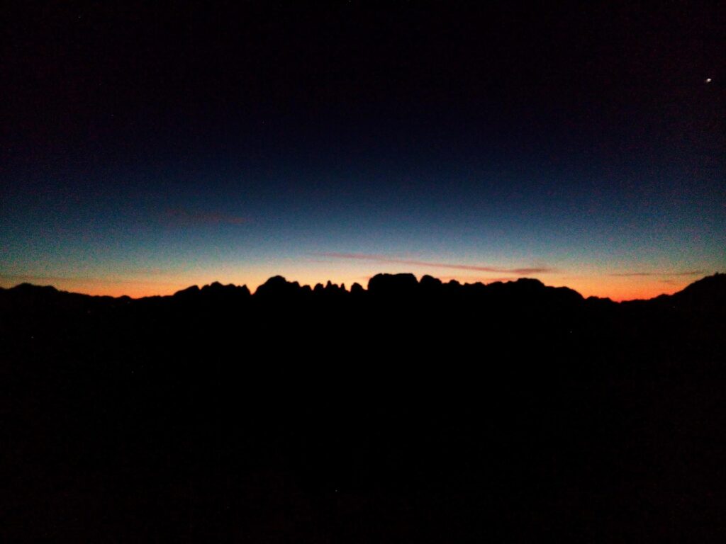 Attorno alle 7:05, inizia a vedersi la prima luce che appare alle spalle del gruppo del Brenta, regalandoci un'alba da paura!! Attorno alle 7:05, inizia a vedersi la prima luce che appare alle spalle del gruppo del Brenta, regalandoci un'alba da paura!!