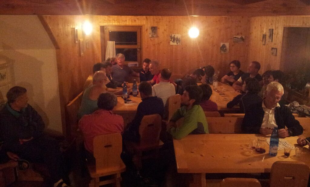 Dopo cena, si crea una bella atmosfera in rifugio perch&eacute; il coro comincia a scaldarsi intonando canzoni di montagna, allietati da fiumi di vino e grappa mandati dal rifugista