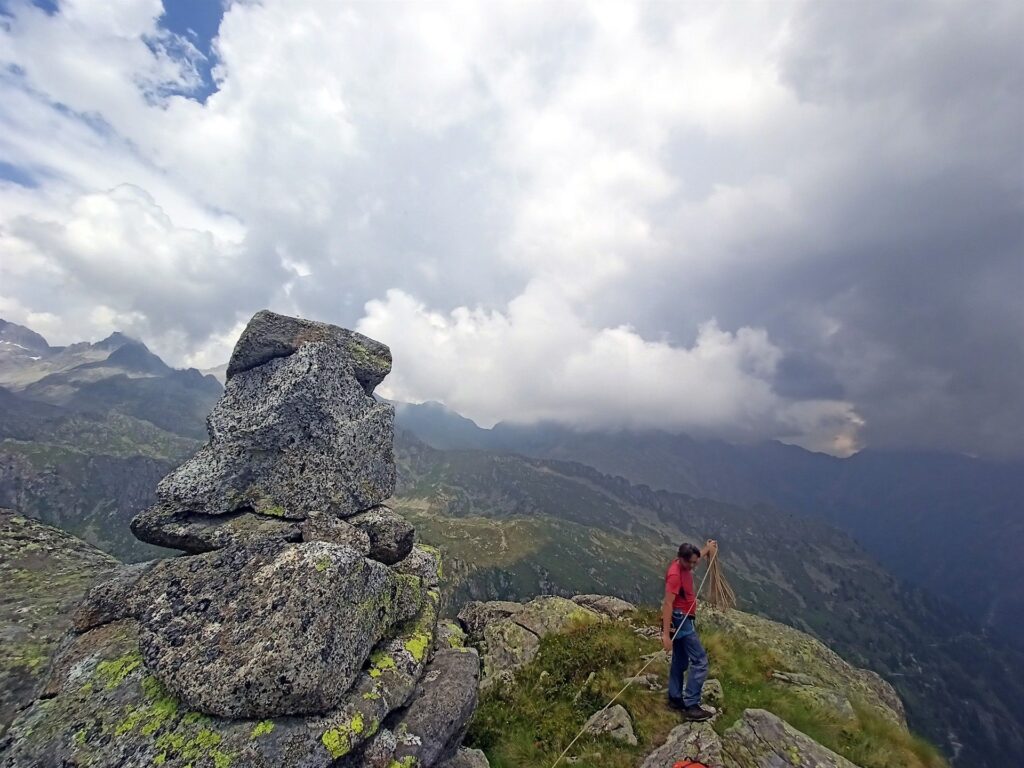 facciamo su le corde in fretta perch&egrave; il cielo non promette niente di buono!