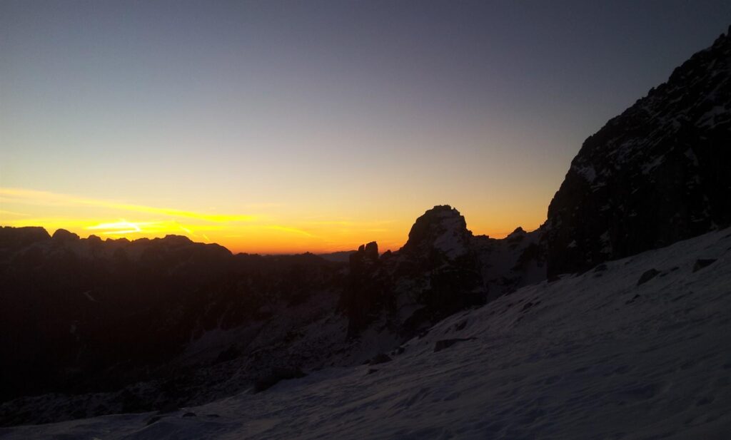 Le fantastiche luci dell'alba guardando verso valle Le fantastiche luci dell'alba guardando verso valle