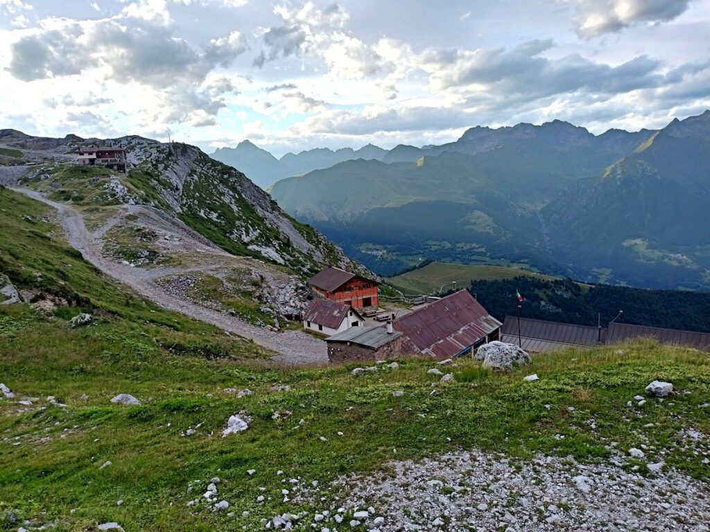 su traccia raggiungiamo l'ex villaggio dei minatori da cui poi parte il sentiero che scende a valle su traccia raggiungiamo l'ex villaggio dei minatori da cui poi parte il sentiero che scende a valle