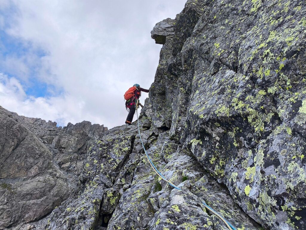 Erica sul nono tiro: si evita l'ultima punta passando in traverso a sinistra e poi salendo in cresta Erica sul nono tiro: si evita l'ultima punta passando in traverso a sinistra e poi salendo in cresta
