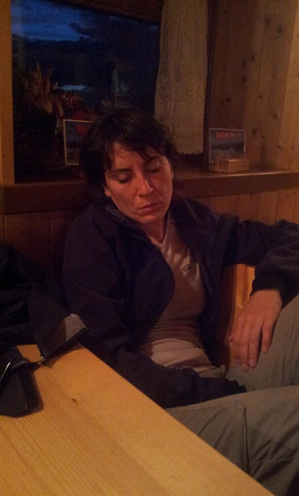 Ivana ascolta le canzoni di montagna e si lascia andare, chiudendo spesso gli occhi. Sono ormai le 22 passate e vista la giornatina che abbiamo avuto, ci sta alla grande!
