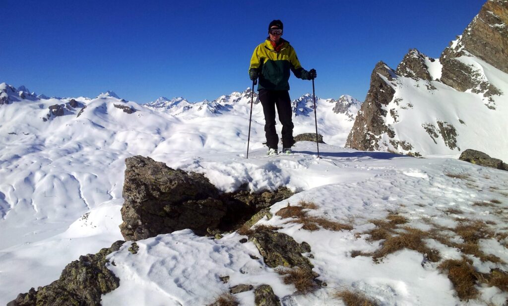 Visto che siamo letteralmente a due passi da una cimetta, io e Phil decidiamo di andarci a piedi in esplorazione. Roba da 10 minuti rispetto al passo, ma cmq di soddisfazione per la bella vista. Phil sulla cimetta senza nome