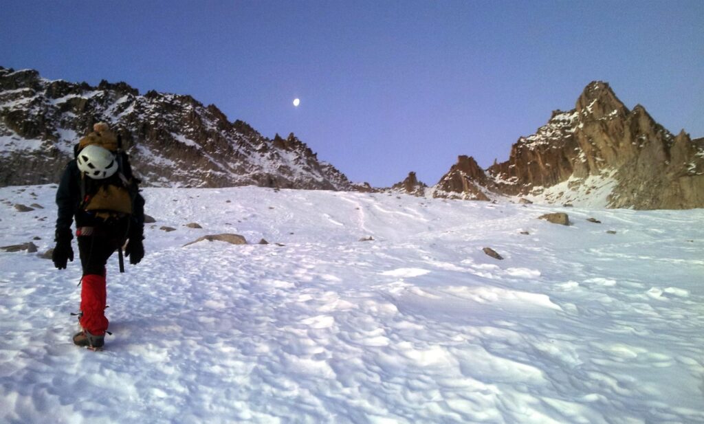 Siamo ormai nella parte alta del nevaio che conduce alla bocchetta di Monte Nero, da cui dovremo passare per entrare in val Nardis, punto di accesso verso la nostra cima. Ci aspetta a breve una ferratina per raggiungere il passo. Siamo ormai nella parte alta del nevaio che conduce alla bocchetta di Monte Nero, da cui dovremo passare per entrare in val Nardis, punto di accesso verso la nostra cima. Ci aspetta a breve una ferratina per raggiungere il passo.