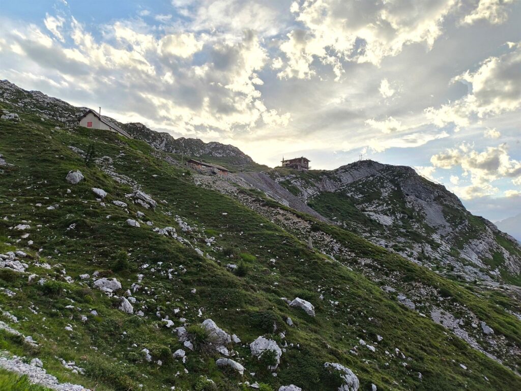 il Rifugio Albani... ma noi abbiamo fretta di scendere e MANGIARE! il Rifugio Albani... ma noi abbiamo fretta di scendere e MANGIARE!