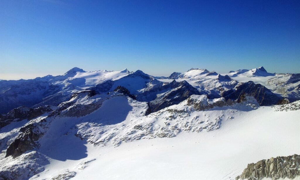 Prima di scendere (e mentre mi ripiglio), fotazza del gruppo dell'Adamello con Caré Alto (tutto a sx), pian di Neve e Adamello (tutto a dx). Meraviglia!! Prima di scendere (e mentre mi ripiglio), fotazza del gruppo dell'Adamello con Caré Alto (tutto a sx), pian di Neve e Adamello (tutto a dx). Meraviglia!!