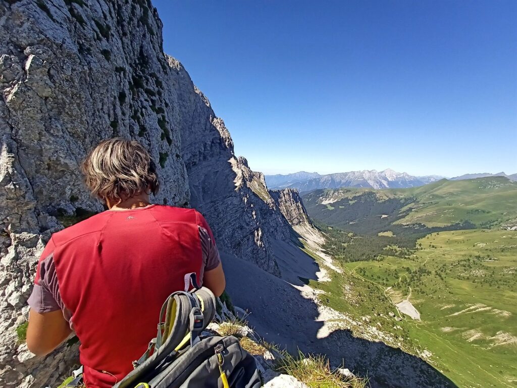 Gabri aspetta che si liberi la sosta di attacco della via Gabri aspetta che si liberi la sosta di attacco della via